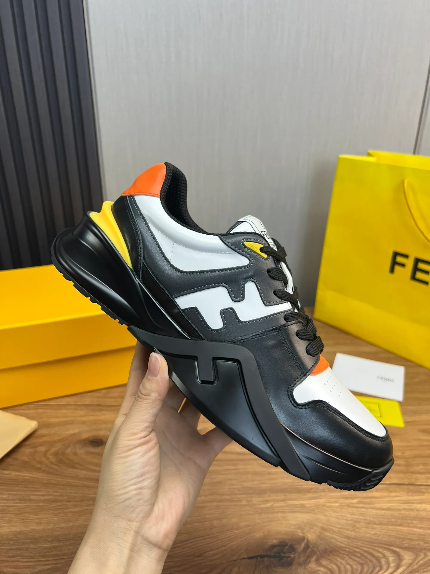 Men's shoes 💰520💰 Fendi [Fendi] hot style is on the market 🔥Fashionable casual men's shoes 🔱 Made of original cowhide + breathable mesh lining + sheepskin feet, perfect shape, top quality, you deserve it 🔜Original outsole, ultra-light, non-slip and wear-resistant 👣 Standard size 38-44 (customized in 45)